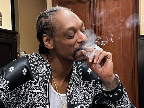 "C'è l'inflazione". Snoop Dogg aumenta la paga al suo "rollatore" di canne