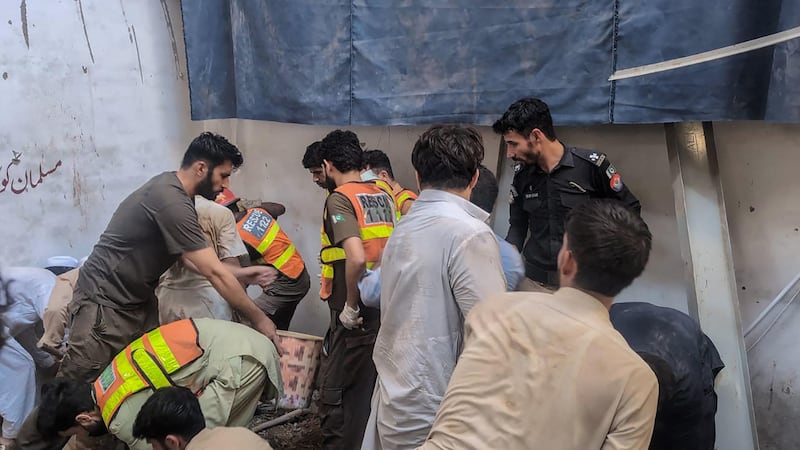 Pakistan, crolla il tetto di una scuola. Morti almeno 27 bambini