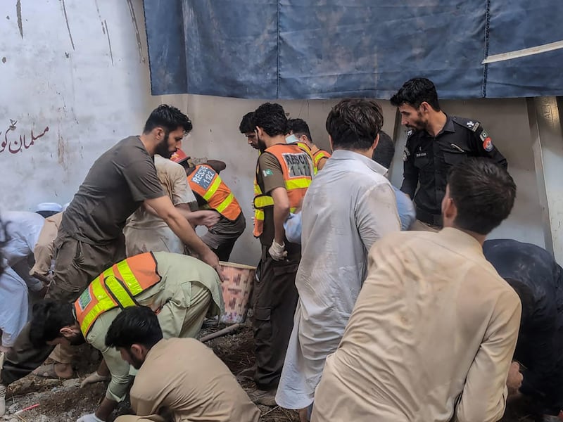 Pakistan, crolla il tetto di una scuola. Morti almeno 27 bambini
