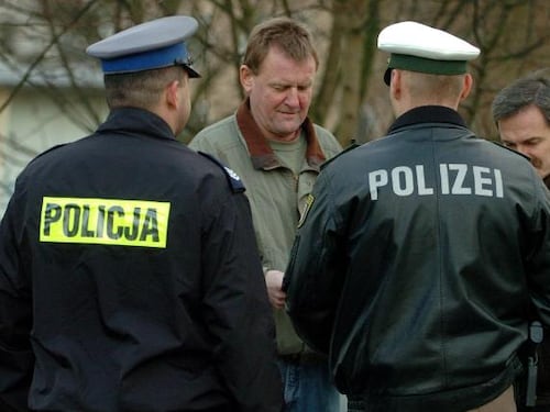 Terrore in una scuola in Polonia, 15enne accoltella tre persone: morta una bidella