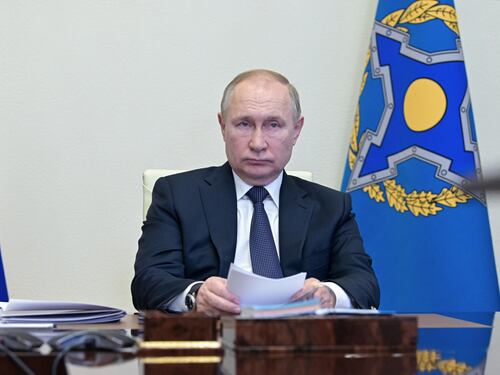 Putin imbarazza Roma e strizza l'occhio sul gas. L'Ue: "Vertice sbagliato"