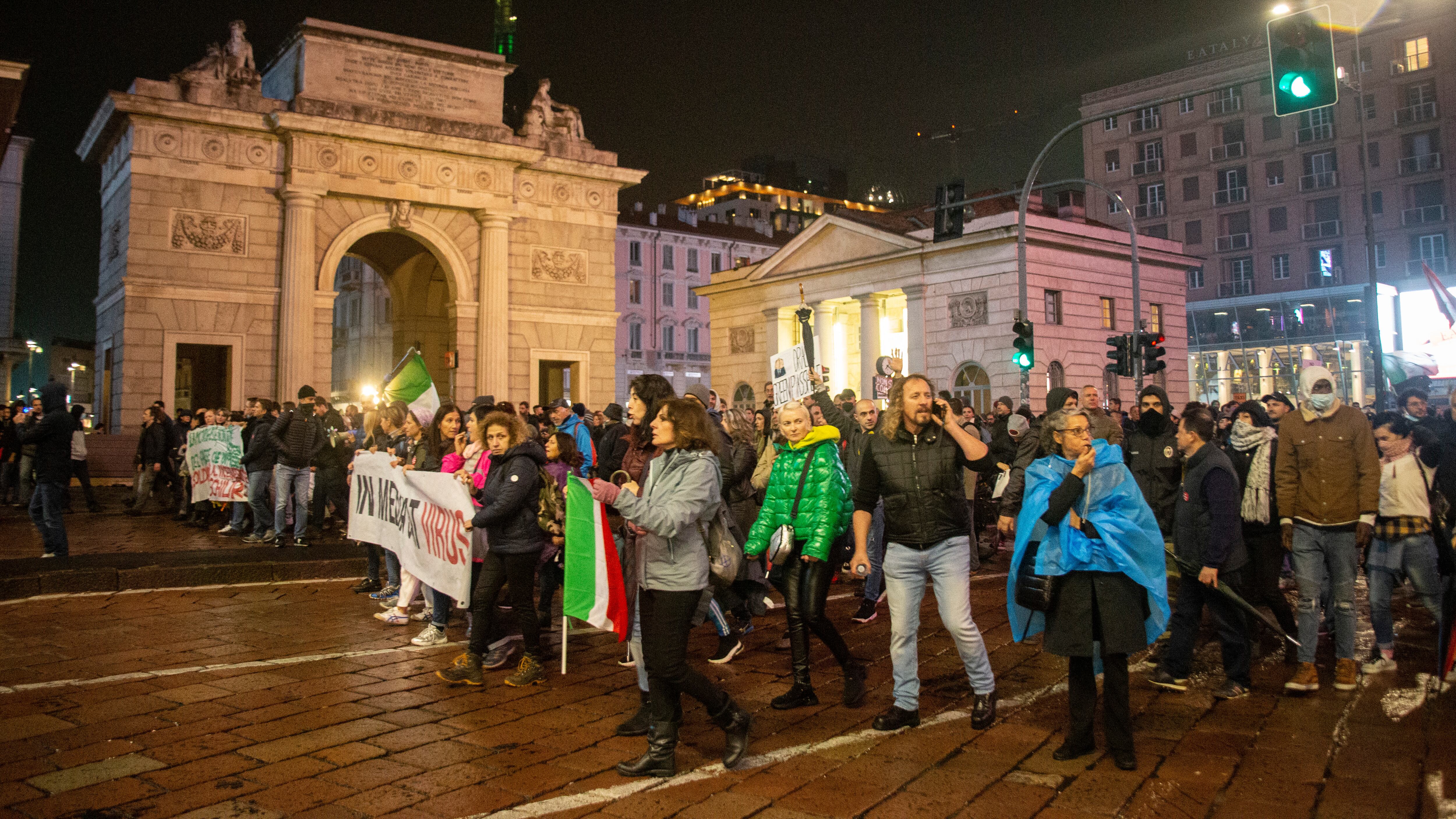 No Pass in piazza e fanno 18. Solito sabato di beffe e delirio