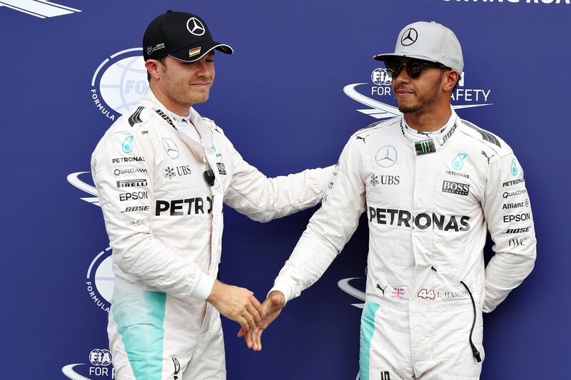 Fredda stretta di mano tra Hamilton e Rosberg al termine delle qualifiche del Gp di Germania