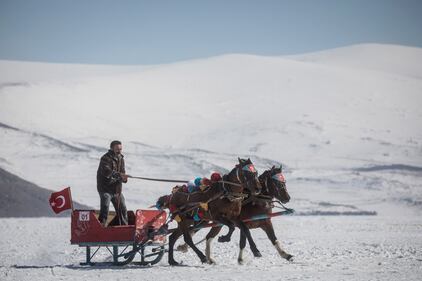Turchia, sul lago ghiacciato corrono le slitte a cavalli 19