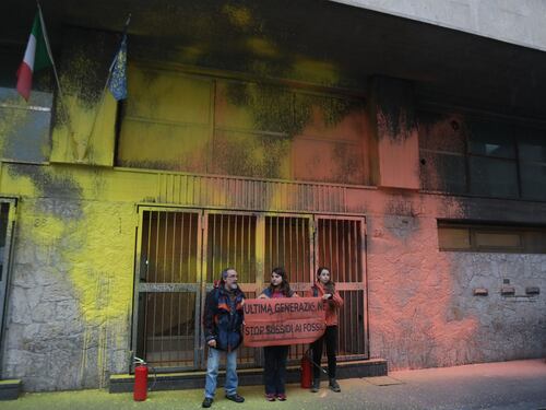 Tornano gli eco-vandali: altra vernice sul Mef a Firenze