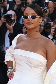 Rihanna, tatuaggi e smeraldi sul red carpet di Cannes 19