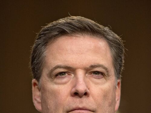 L'ex direttore dell'FBI James Comey incriminato per la prima volta nella storia. Indagò sul Russiagate