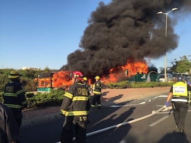 Le fiamme avvolgono l'autobus 2
