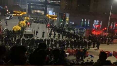 Cina, scontri tra lavoratori e polizia: alta tensione nella fabbrica dei tamponi Covid