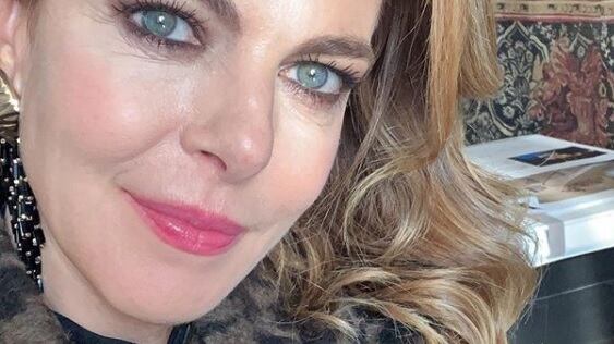 Claudia Gerini, baci appassionati con un uomo misterioso