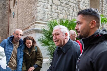 La folla all'esterno della chiesa in cui fu rinvenuto il corpo di Elisa Claps 2