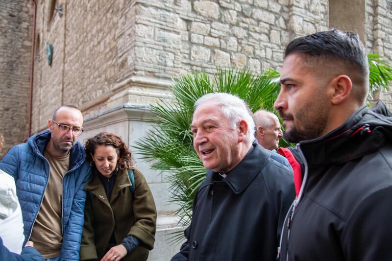 La folla all'esterno della chiesa in cui fu rinvenuto il corpo di Elisa Claps 2