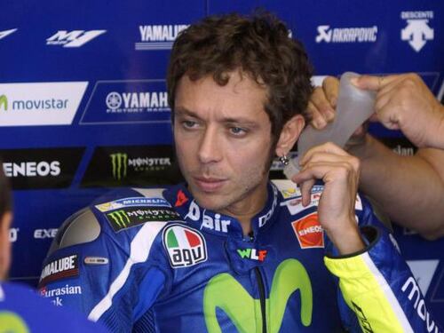 MotoGp, Rossi omaggia con un'impennata Simoncelli. E Marquez si unisce a lui