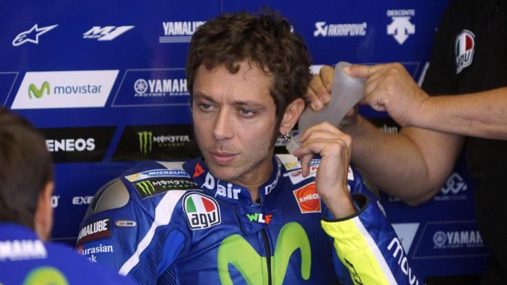 Valentino Rossi, svista alla guida. Danneggiata l'Audi sulla neve