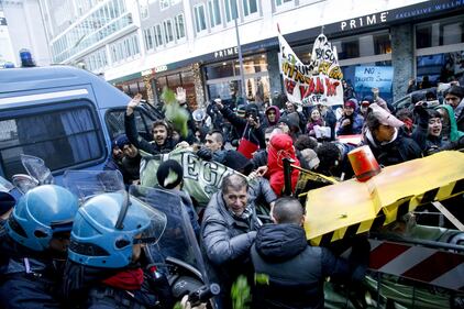 Uova sui poliziotti: la protesta dei centri sociali a Milano 7