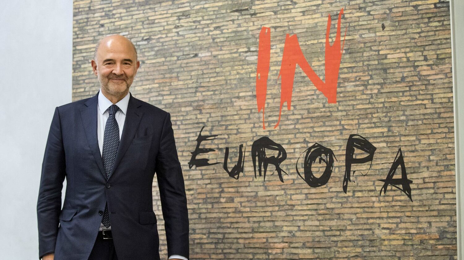 Il "democratico" Moscovici blocca su Twitter l'economista sovranista