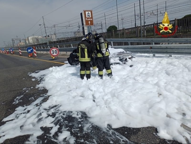 Mestre, la Ferrari 296 GTS esplode e prende fuoco: le immagini choc 3