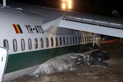 Fiumicino, aereo col carrello spezzato 5