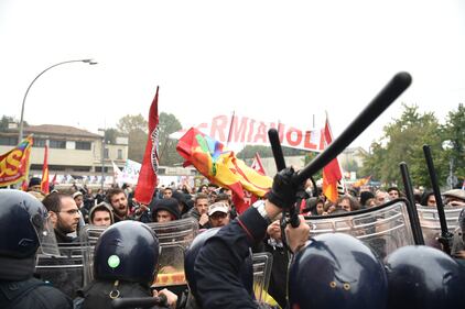 Scontri tra centri sociali e polizia al vertice Ue 6