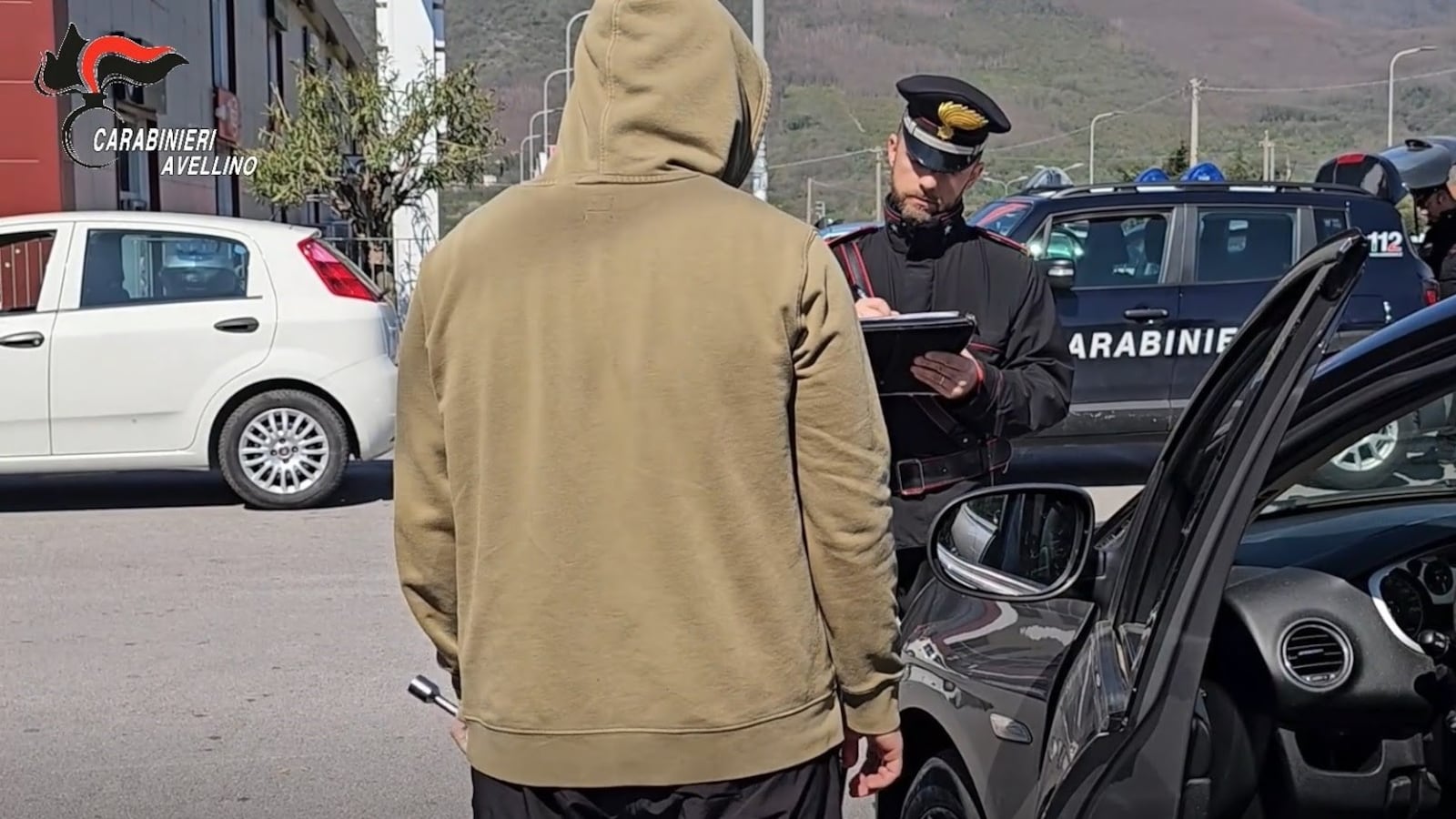 Attenti alla truffa degli pneumatici forati: così venivano svuotate le carte di credito