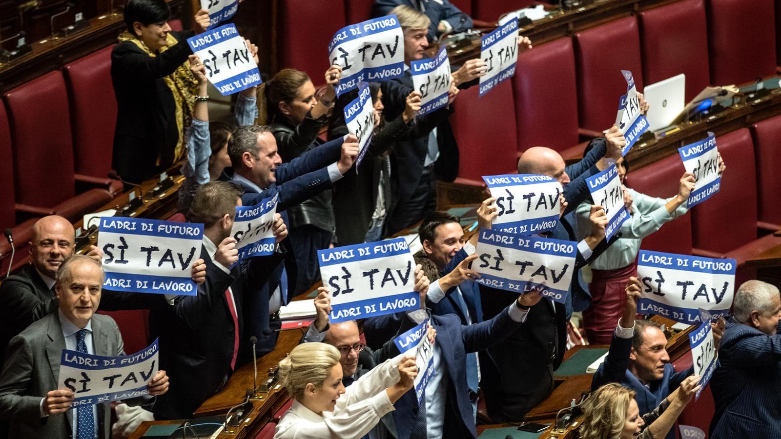 Protesta azzurra in aula: "Sì Tav, M5s ladri di futuro"