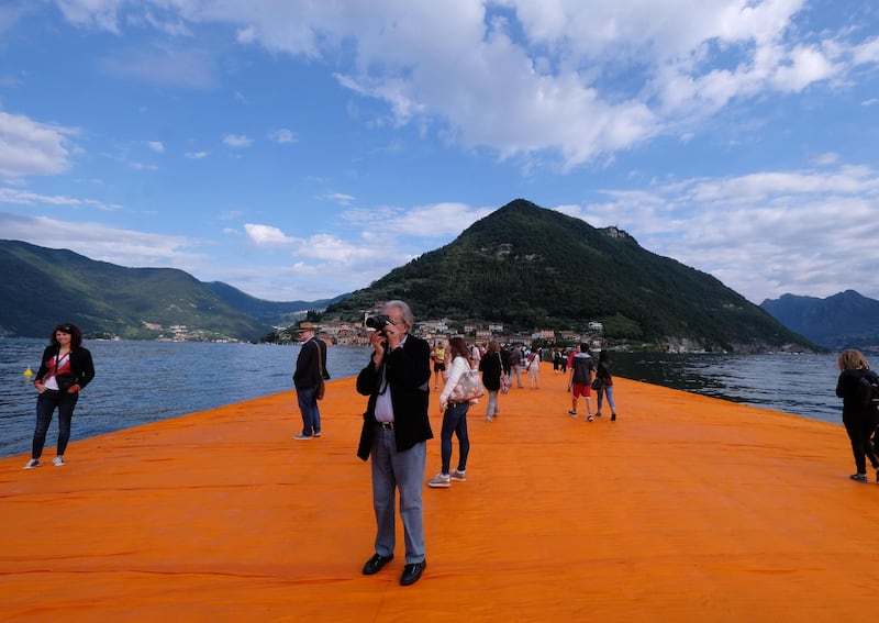 La passerella dorata di Christo che fa camminare sulle acque 15