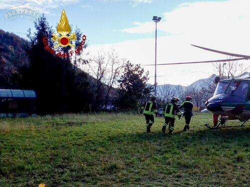 Fa retromarcia e investe la figlia. Grave la bimba di 3 anni