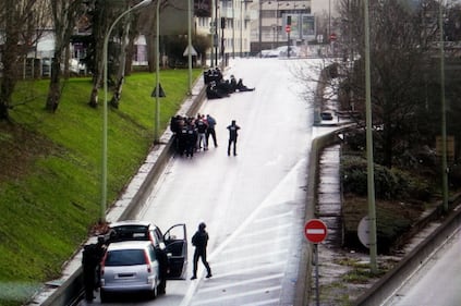 La polizia sul luogo del sequestro a Parigi 1