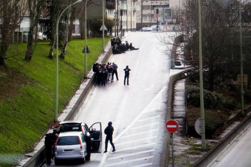 La polizia sul luogo del sequestro a Parigi 1