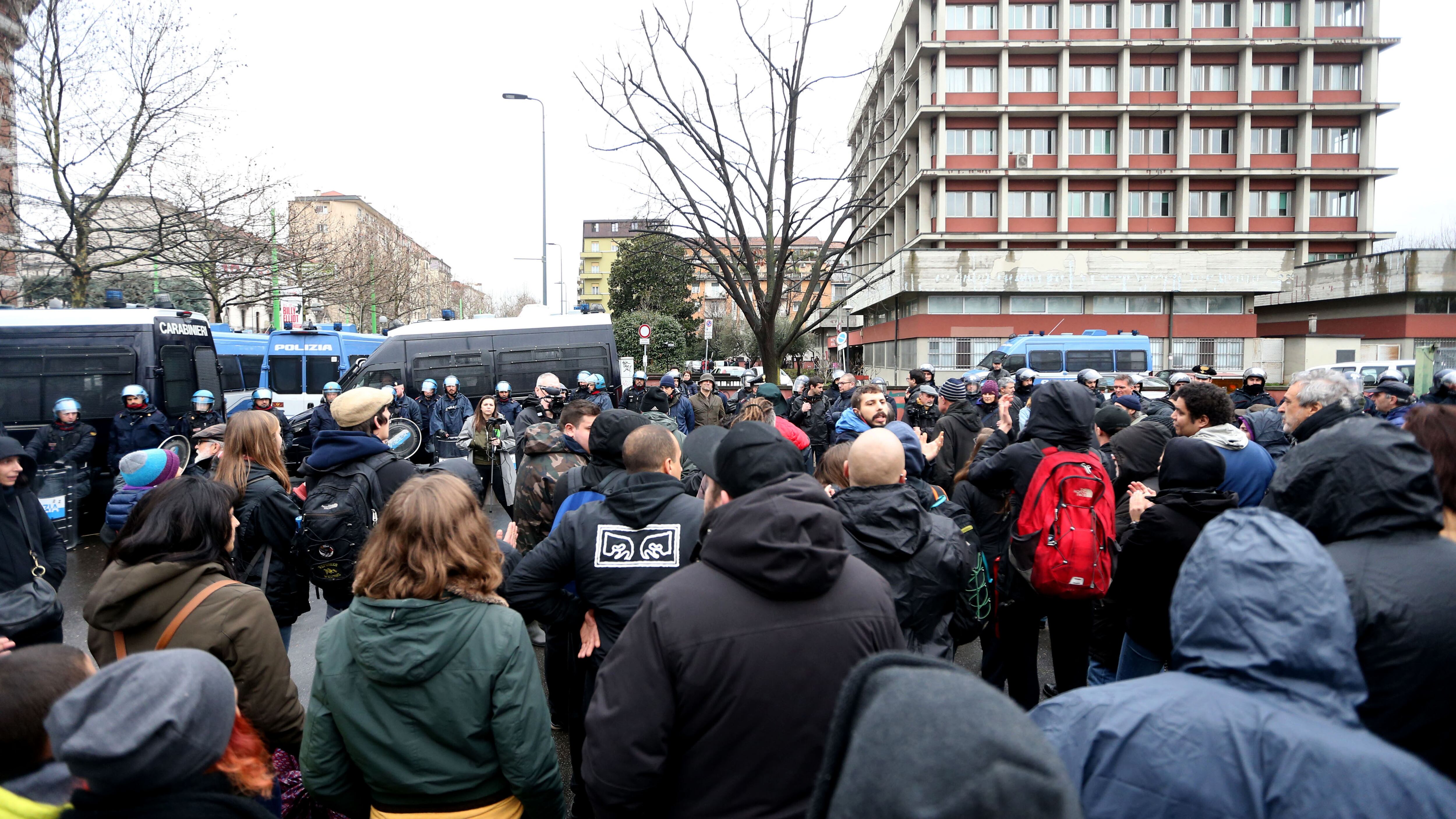 Sputare al poliziotto (in borghese) non è reato