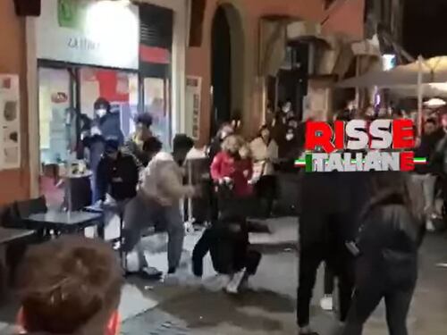 "Calci e sediate". Maxi-rissa a Bologna, polemica sulla giunta rossa