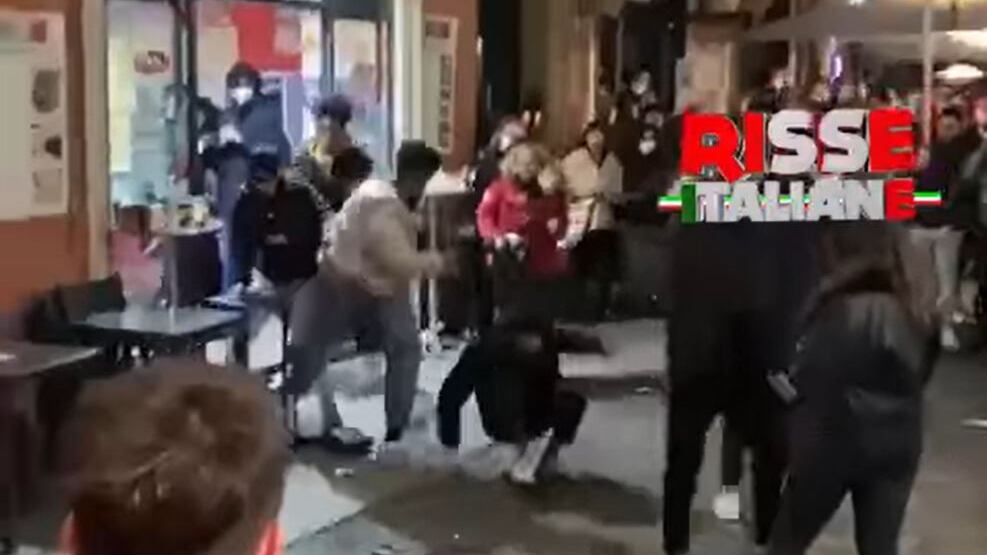 "Calci e sediate". Maxi-rissa a Bologna, polemica sulla giunta rossa