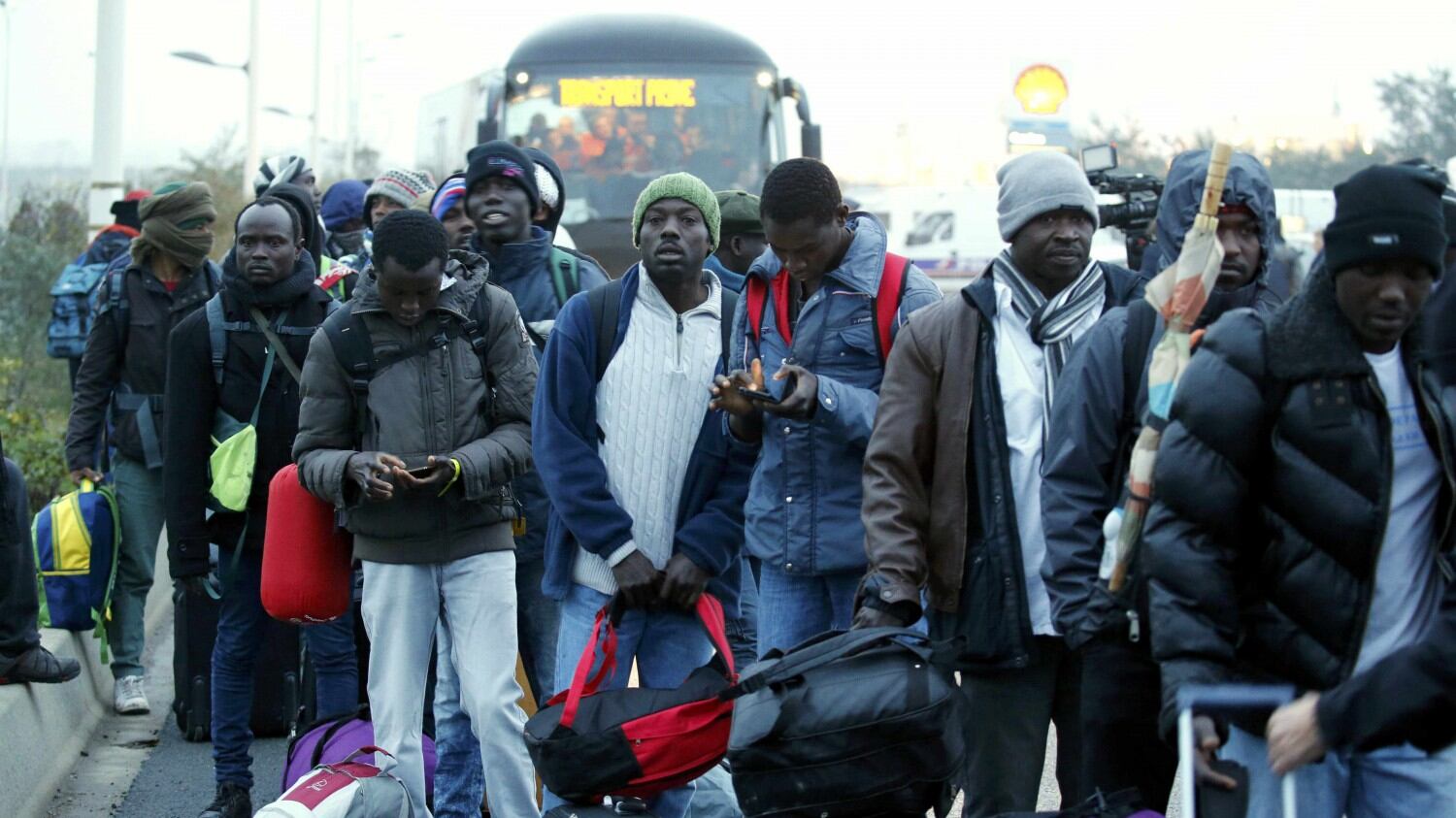 Migranti lucrano sull'accoglienza: così rivendono i biglietti del bus