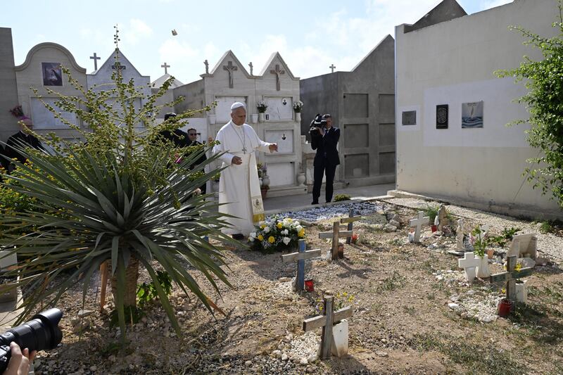 Il papa in preghiera al cimitero dei migranti a Lampedusa - Foto 3