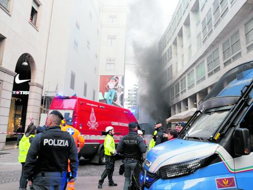 Fiamme, fumo e paura in corso Vittorio Emanuele