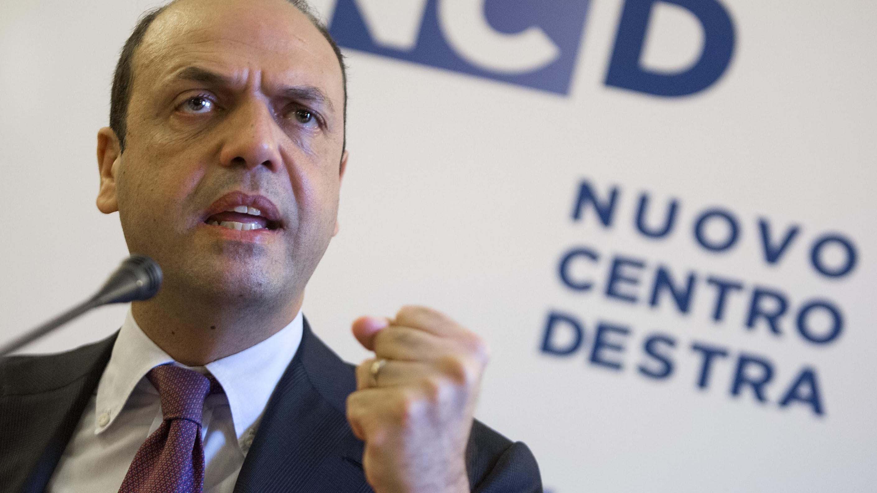 Attacchi ai vertici e faide, Ncd si ribella ad Alfano