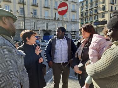 Napoli, cittadini in strada per denunciare le promesse non mantenute dal sindaco 8