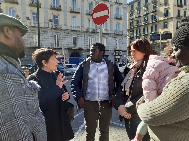 Napoli, cittadini in strada per denunciare le promesse non mantenute dal sindaco 8