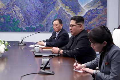 Vertice Kim-Moon, la stretta di mano tra i due leader 10