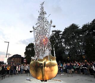 Quel violino gigante che incanta Cremona 1