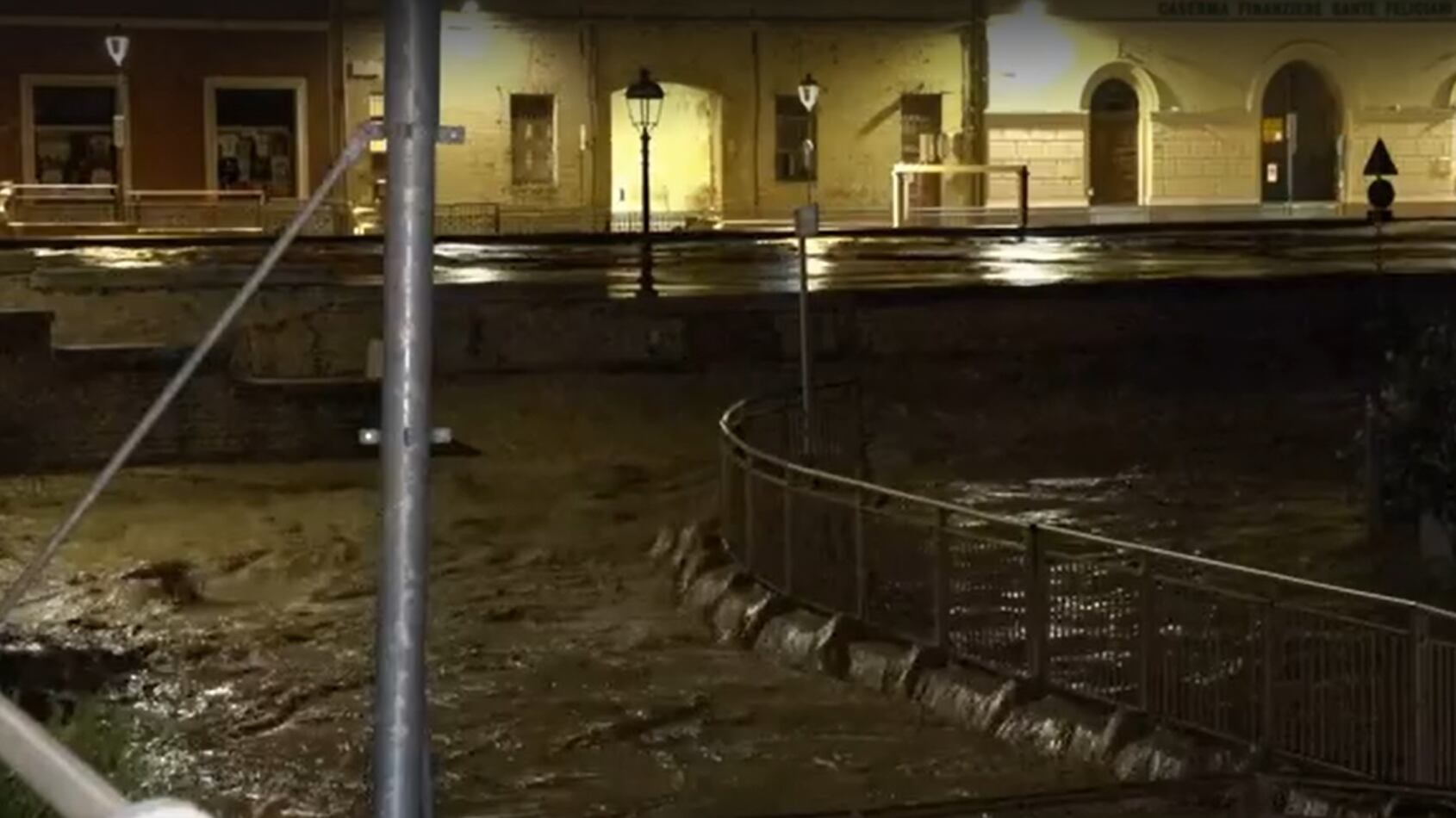 Esonda il fiume Misa a Senigallia: muore un uomo. "C'erano troppi alberi..."