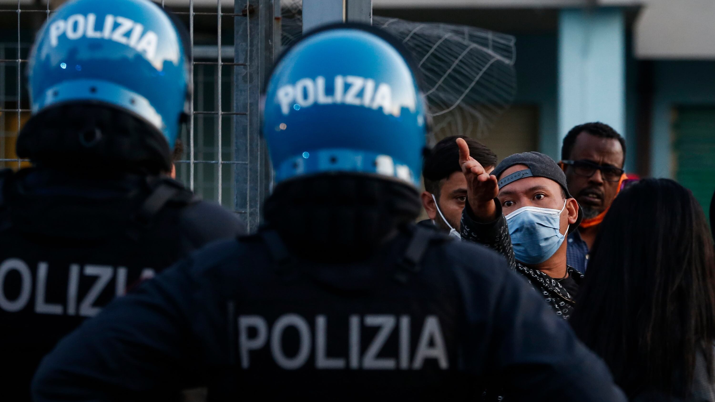 Musumeci smaschera il Viminale: "Dov'è il ponte aereo per i migranti?"