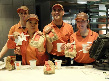 Coda a Milano davanti al nuovo McDonald's 13
