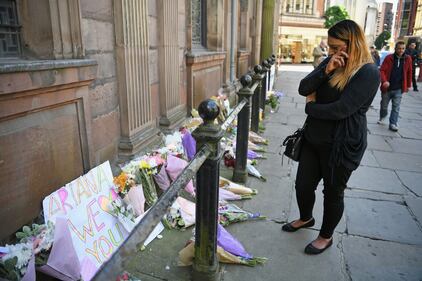 Attentato a Manchester, gli omaggi per le 22 vittime 14