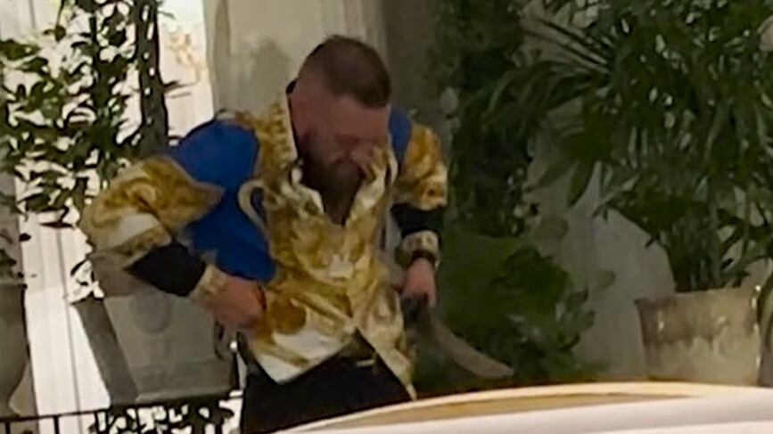 "Sciabole sotto la camicia": la scoperta choc su McGregor