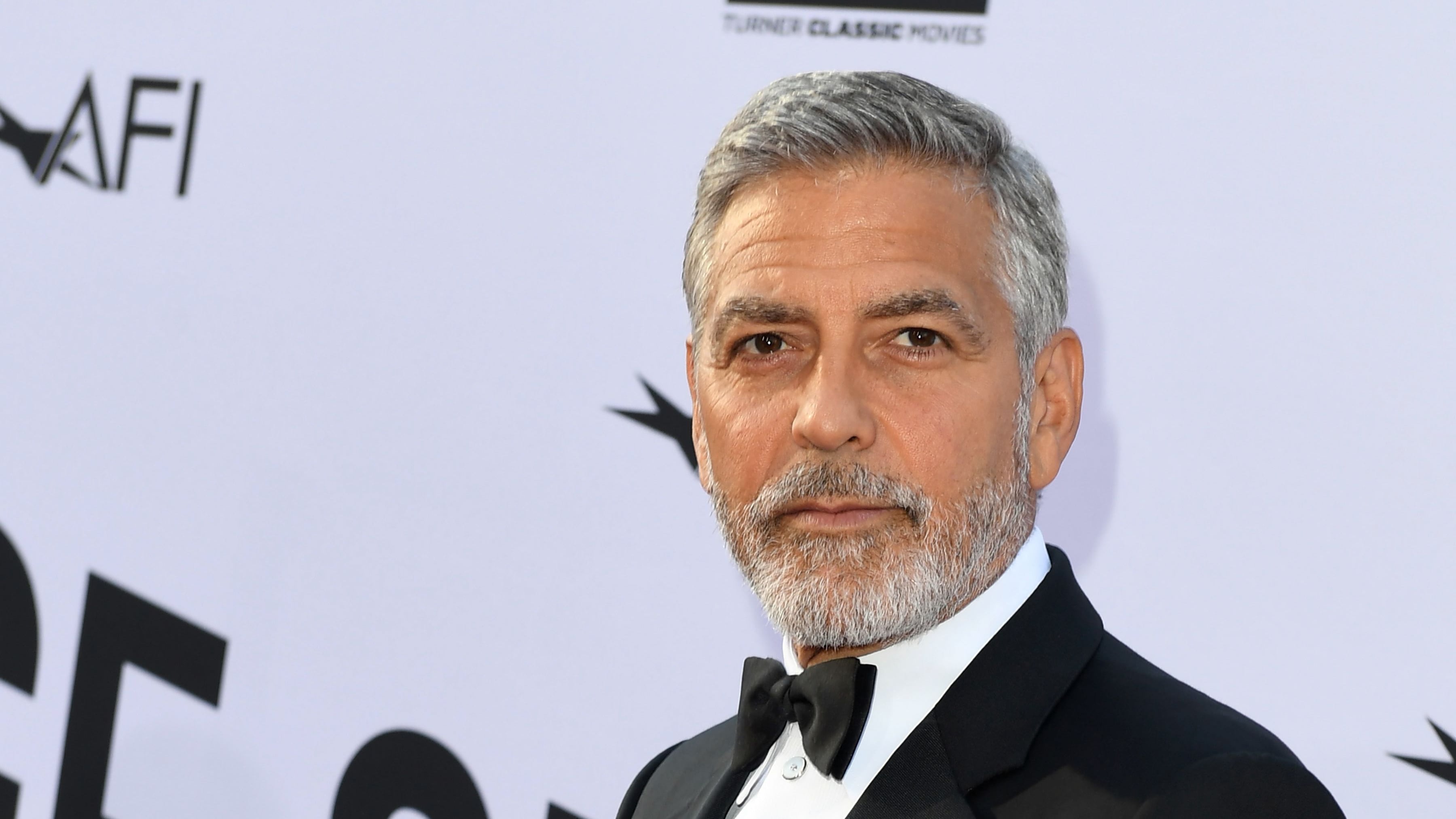 George Clooney scende in campo per Meghan: "Molestata come Diana. Poi sappiamo come va a finire"
