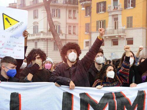 Ritorno in classe anticipato per 600mila studenti in Dad. Le scuse per le botte ai cortei