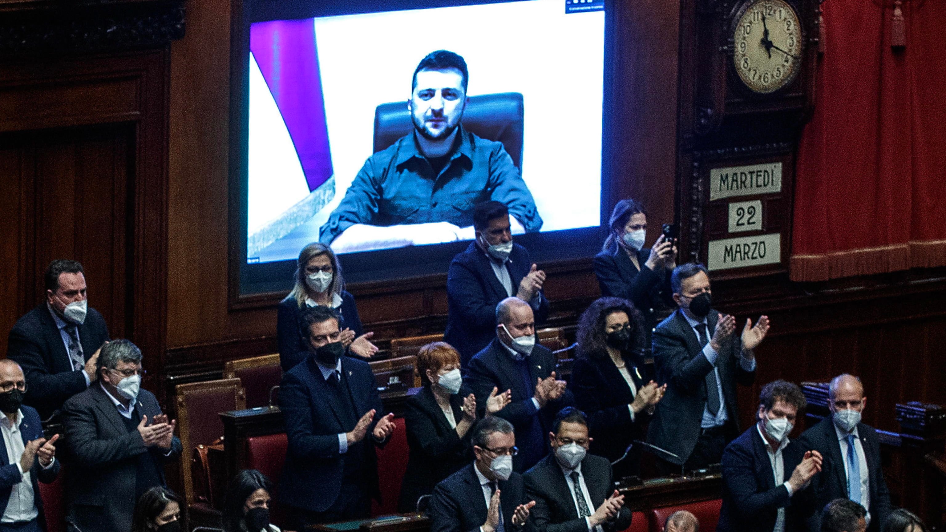 Zelensky in video commuove l'Aula. "Fermate quell'uomo. Mariupol? Immaginate Genova in macerie"