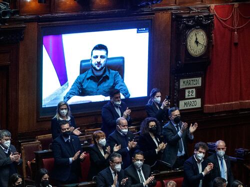 Zelensky in video commuove l'Aula. "Fermate quell'uomo. Mariupol? Immaginate Genova in macerie"