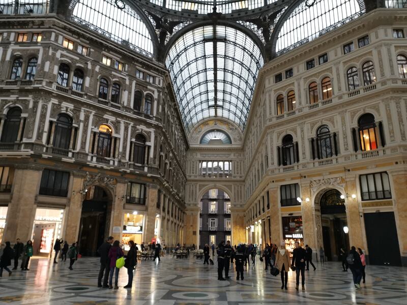 Tra insidie e fascino, nella Galleria Umberto di Napoli 10
